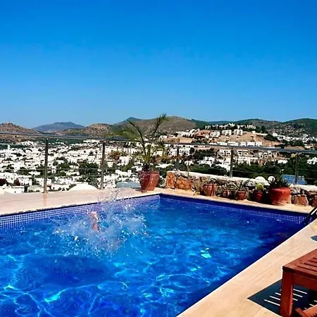 Villa In Sleeps 10 With Pool Air Con And Wifi