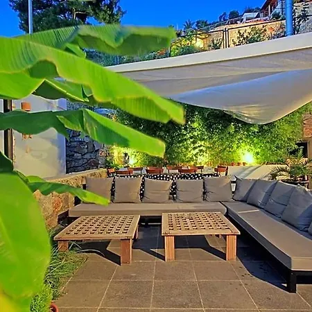 فيلة In Sleeps 10 With Pool Air Con And Wifi بودروم