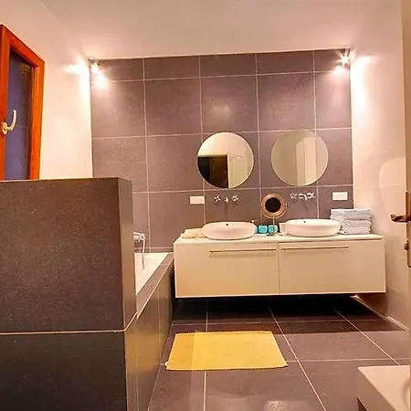 In Sleeps 10 With Pool Air Con And Wifi بودروم